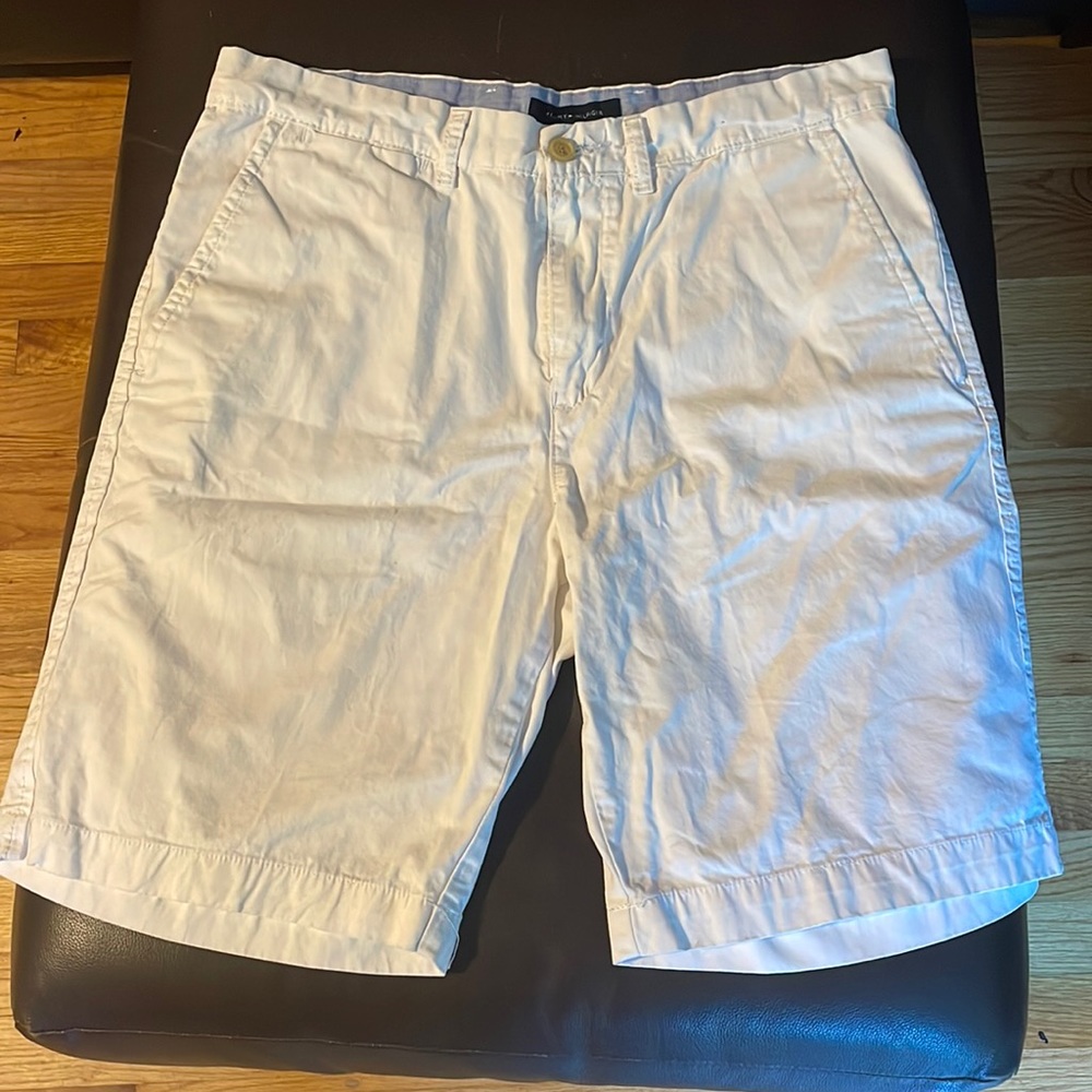 Tommy Hilfiger men’s white khaki shorts